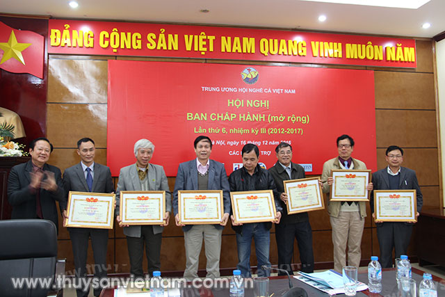 Lãnh đạo Hội nghề cá Việt Nam trao bằng khen cho đại diện các đơn vị có thành tích xuất sắc trong năm 2016